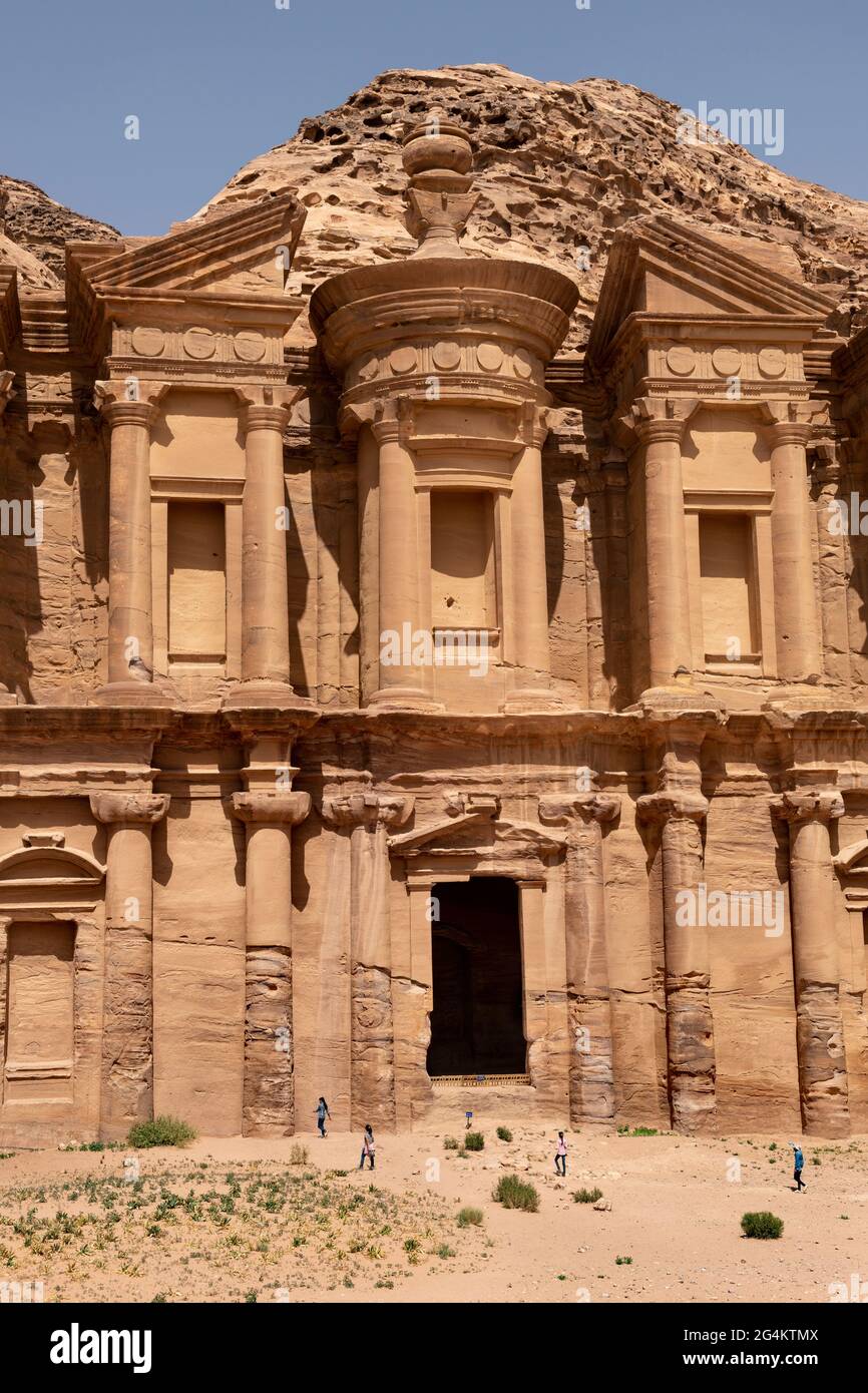 Ad Deir, connu sous le nom de « Monastère », est un bâtiment monumental sculpté dans la roche de l'ancienne ville jordanienne de Pétra. Jordanie Banque D'Images