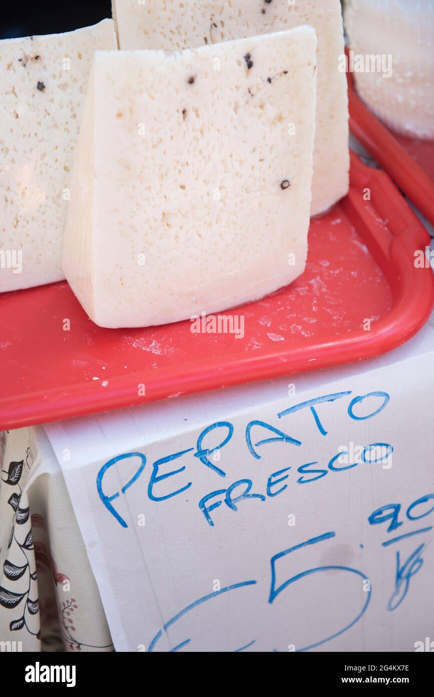 Fromage sicilien traditionnel marché typique appelé Fera 'o Luni, Catane, Sicile, Italie, Europe Banque D'Images