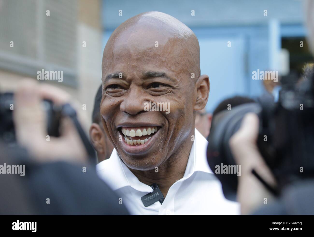 Brooklyn, États-Unis. 22 juin 2021. Le président de Brooklyn Borough et le candidat maï-verbal de New York Eric Adams sourit après avoir voté à la primaire démocrate de New York le mardi 22 juin 2021. Photo de John Angelillo/UPI crédit: UPI/Alay Live News Banque D'Images