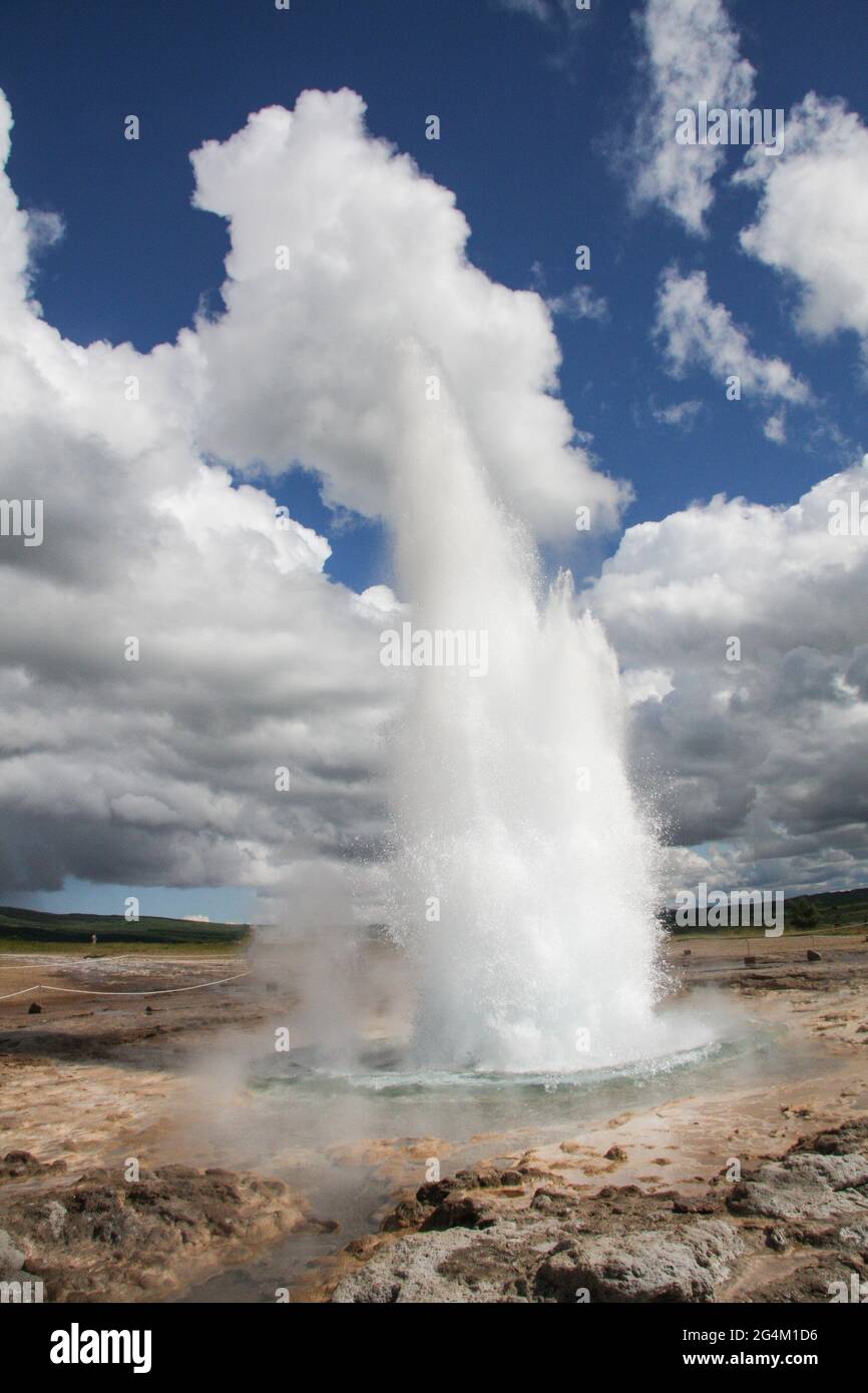 Le Grand Geysir dans la vallée de Haukadalur, en Islande Banque D'Images