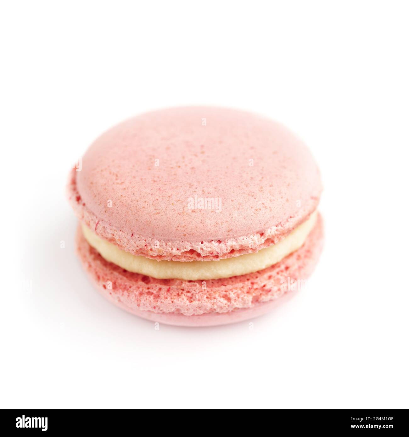 Macarons de framboises doux isolés sur fond blanc Banque D'Images