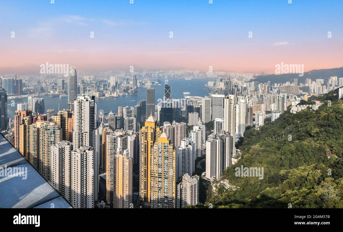 Vue sur la ville de Hong Kong et le port depuis Victoria Peak. Vue panoramique sur le coucher du soleil. Banque D'Images