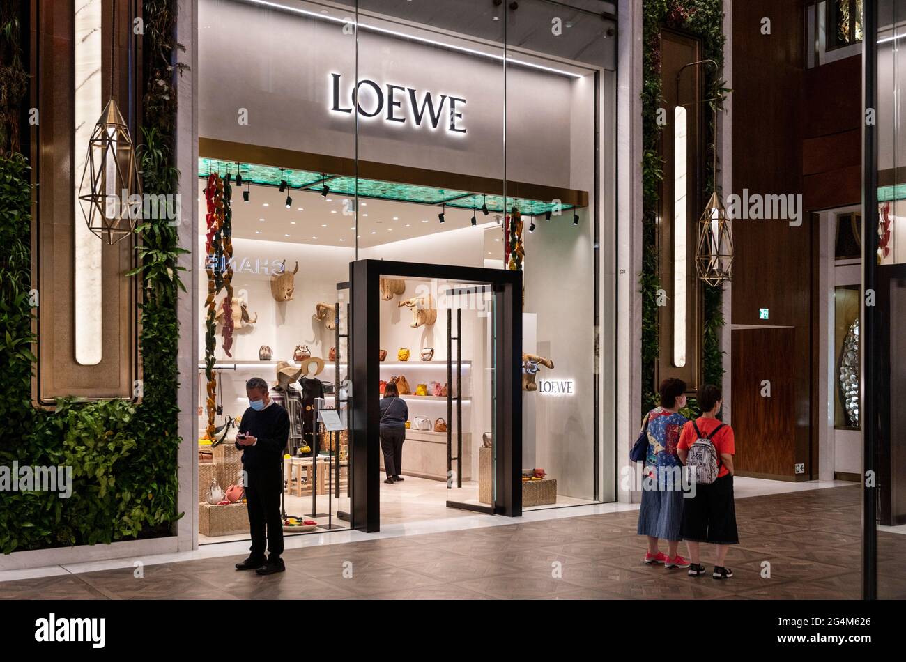 La marque espagnole de vêtements et accessoires de luxe Loewe vu à Hong  Kong Photo Stock - Alamy