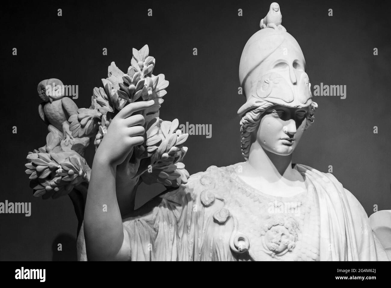 Photo en noir et blanc en gros plan sur la statue d'Athènes, déesse grecque de la sagesse Banque D'Images
