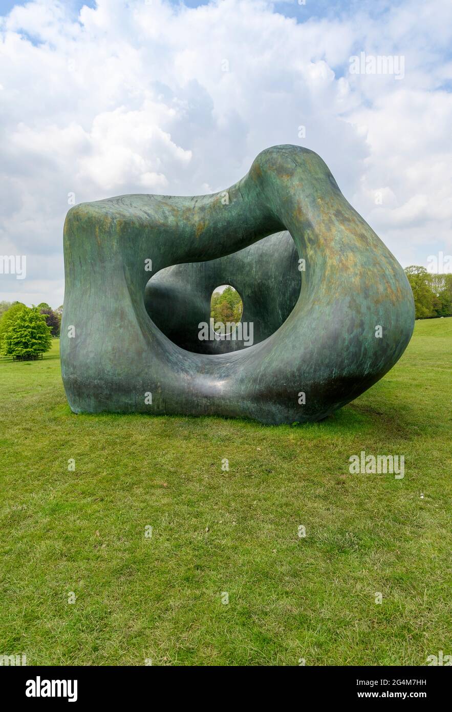 Les gigantesques sculptures en bronze, grandes deux formes de Henry Moore. Situé dans l'endroit préféré de Moore au Yorkshire Sculpture Park. Banque D'Images