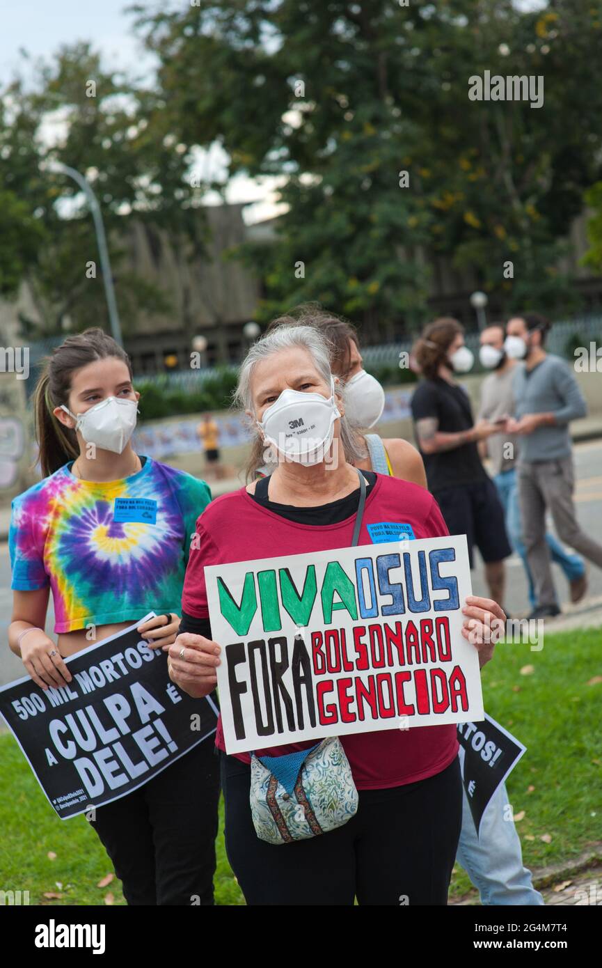 Brésil, Rio de Janeiro - 19 juin 2021 : les manifestants anti-Bolsonaro ont critiqué le gouvernement pour avoir fait passer des occasions antérieures d'acheter des vaccins. Banque D'Images