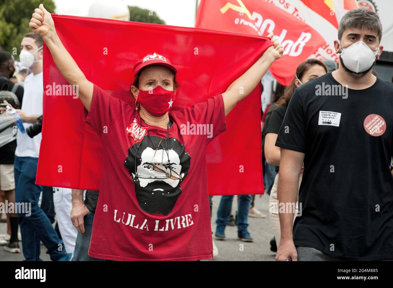 Juin 19,2021:UNE femme porte un T-shirt représentant l'ancien président brésilien Luiz Inacio Lula da Silva lors de la manifestation anti-Bolsonaro à Rio de Janeiro Banque D'Images