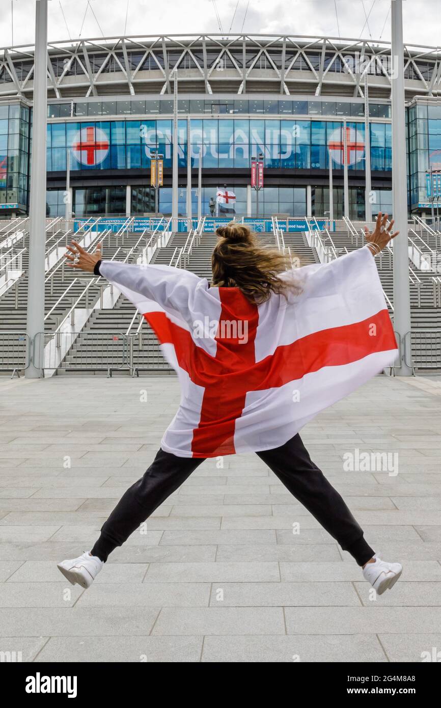 Stade Wembley, Wembley Park, Royaume-Uni. 22 juin 2021. Un fan d'Angleterre saute pour la joie devant le stade Wembley, optimiste pour la victoire de ses équipes contre la République tchèque ce soir. Le dernier match du groupe D de l'UEFA European football Championship au stade Wembley débute à 20:00. Amanda Rose/Alamy Live News Banque D'Images
