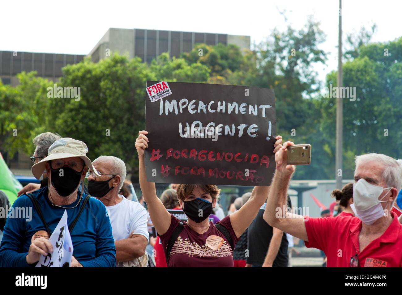 Amérique du Sud, Brésil - 19 juin 2021 : manifestation anti-Bolsonaro tenue à Rio de Janeiro alors que le nombre de morts du coronavirus atteint 500,000. Banque D'Images