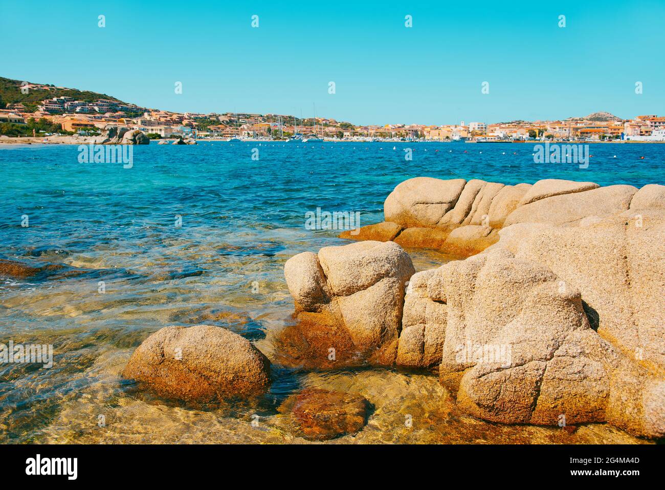 Vue panoramique sur Palau, en Sardaigne, Italie, vue depuis la plage de Spiaggia di Punta Nera, avec ses formations rocheuses caractéristiques au premier plan Banque D'Images