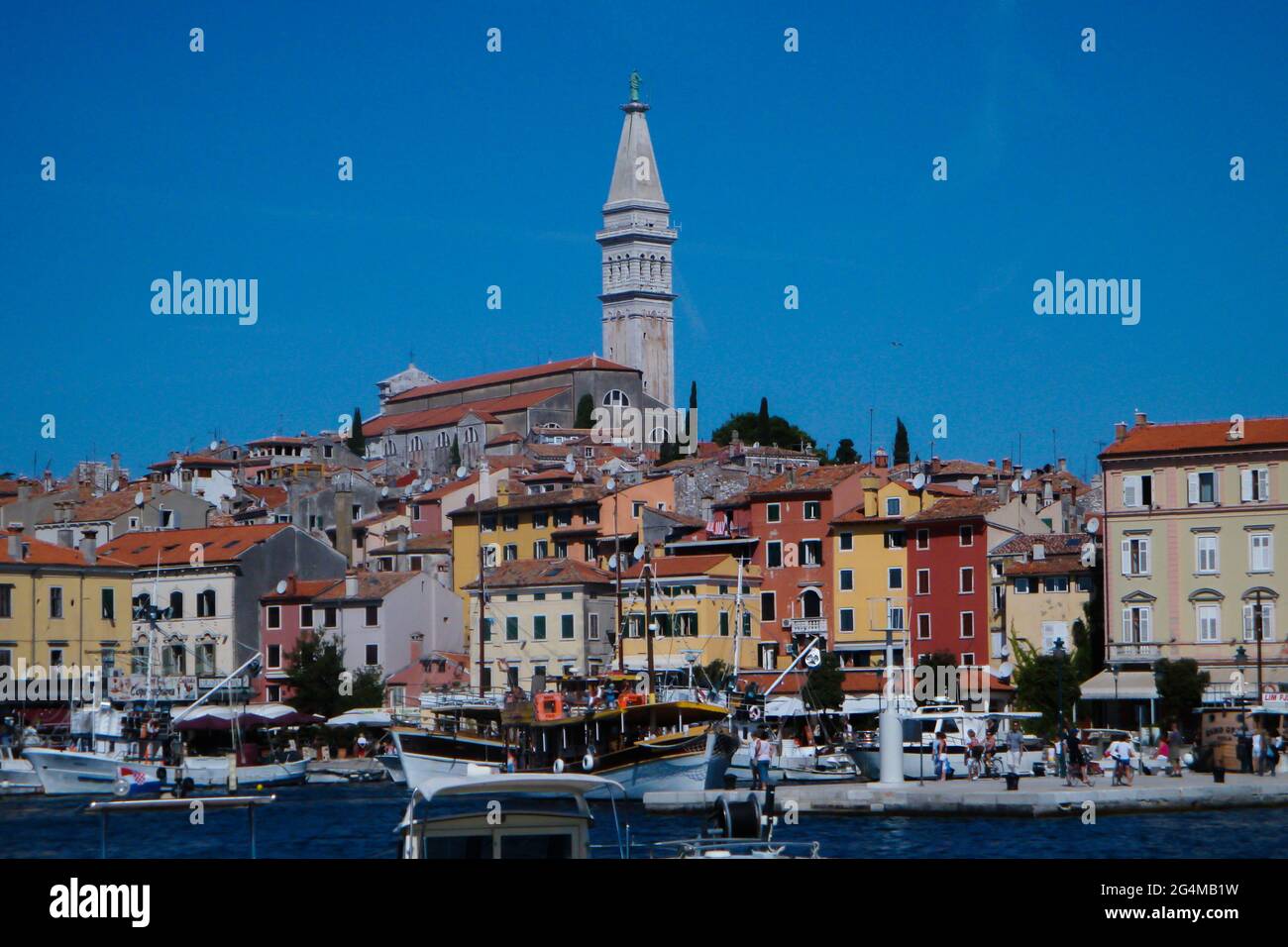 Croatie. Rovinj. Vue du port à la ville idyllique de Rovinj avec la tour de l'église et les façades colorées de la maison Banque D'Images