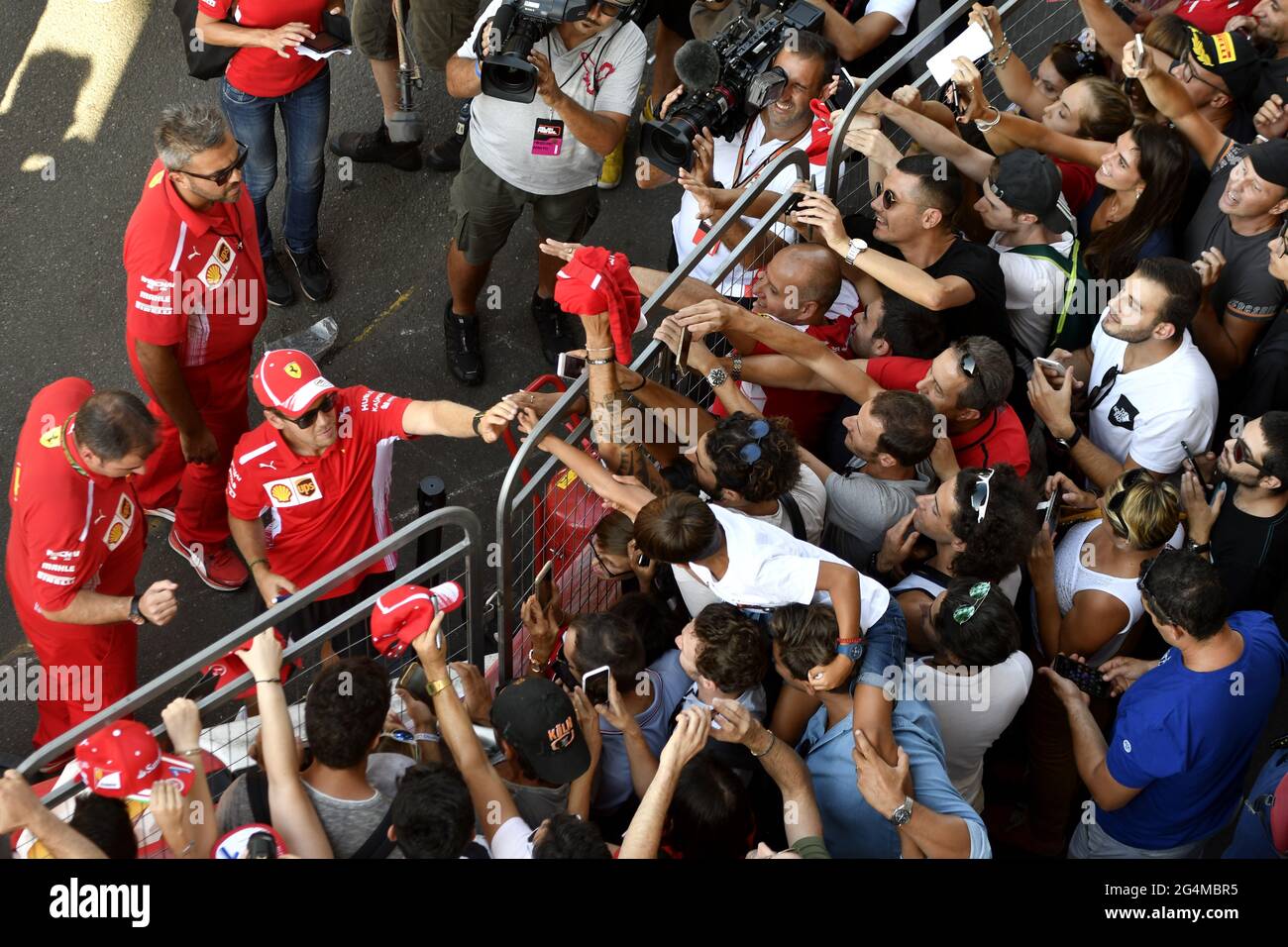 Le pilote de Formule 1 de Ferrari, Sebastian Vettel, signe des autographes aux fans, lors du Festival de Milan de F1, 2018, à Milan. Banque D'Images