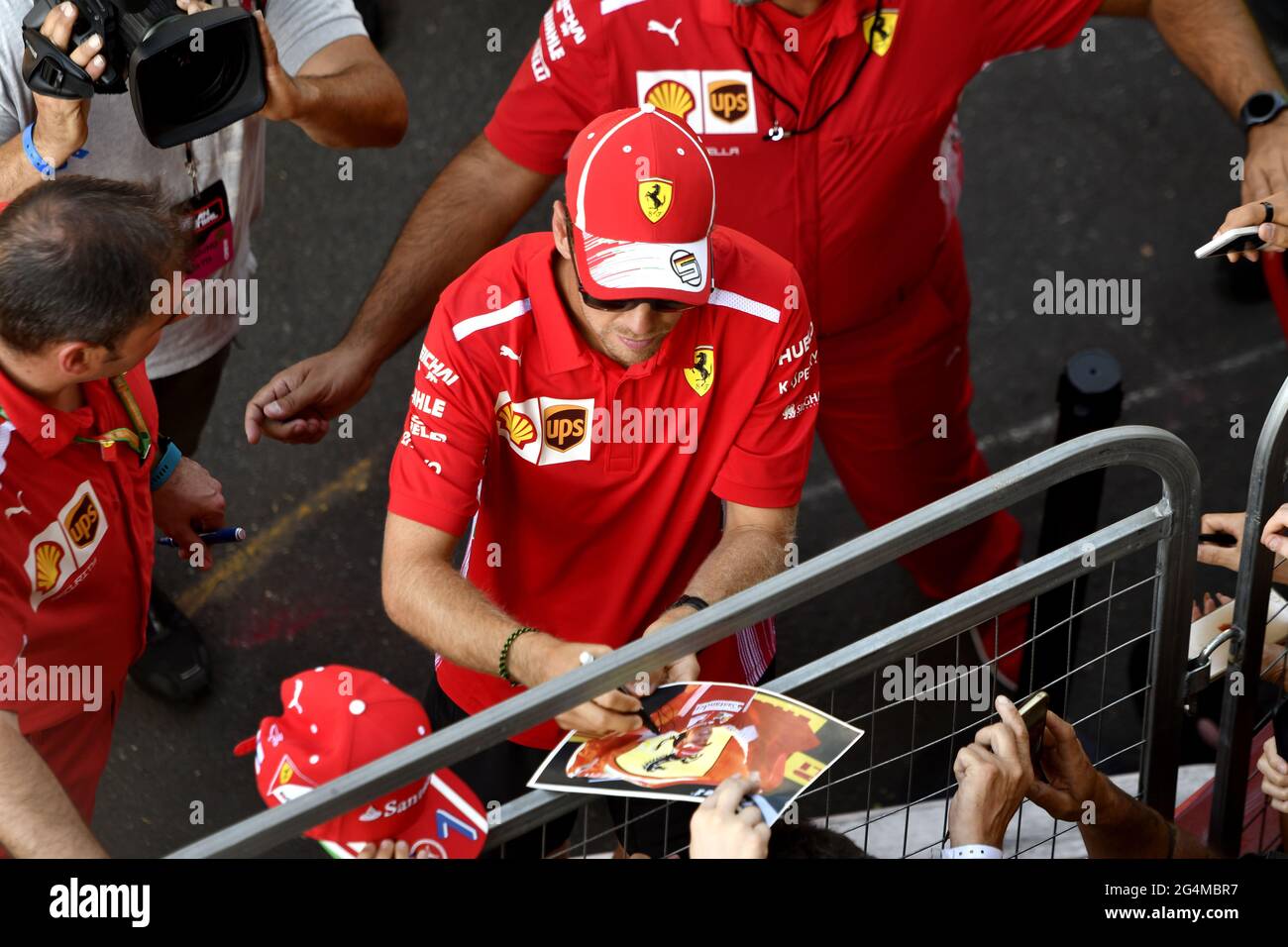 Le pilote de Formule 1 de Ferrari, Sebastian Vettel, signe des autographes aux fans, lors du Festival de Milan de F1, 2018, à Milan. Banque D'Images