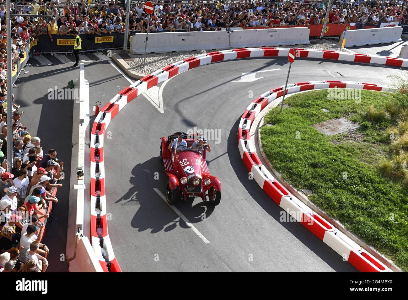 Voitures anciennes Alfa Romeo sur un circuit de la ville pendant le Festival de F1 de Milan, à Milan. Banque D'Images