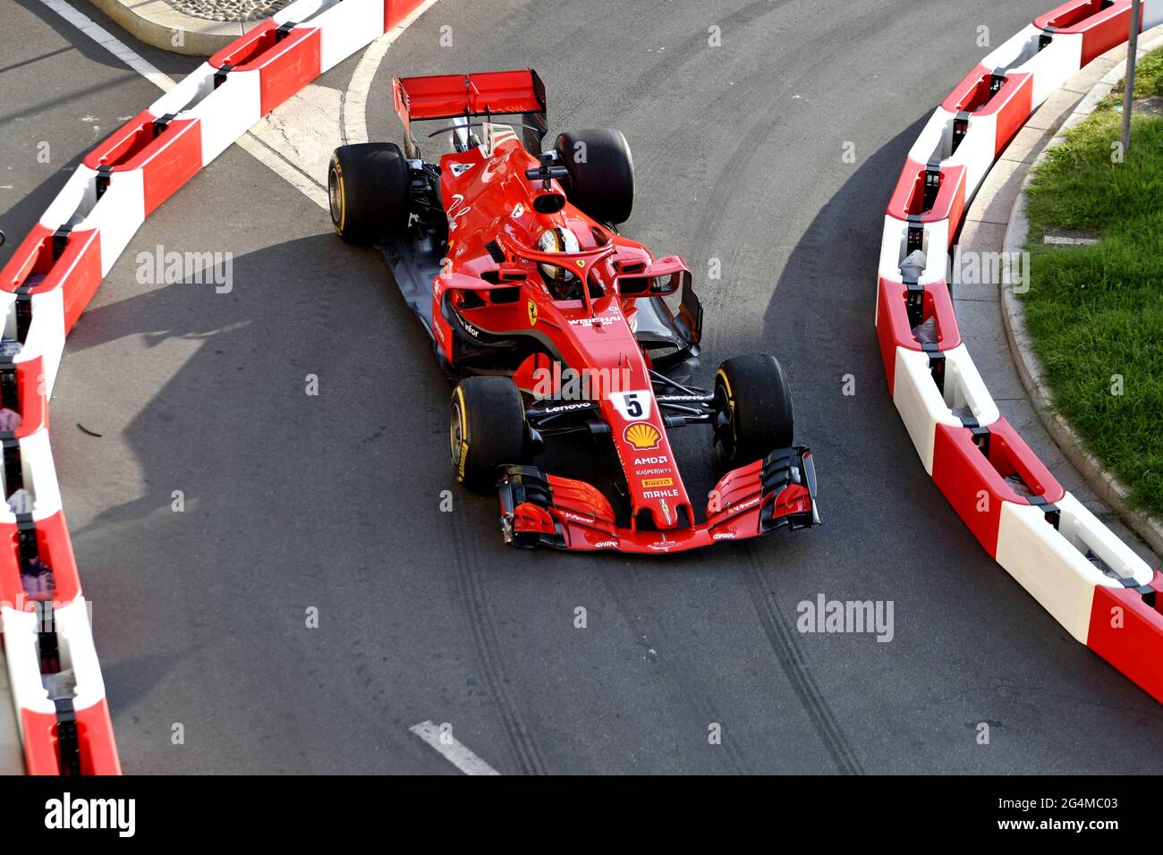 Vue de haut de la Formule 1 de Ferrari sur le circuit de la ville, pendant le Festival de F1 de Milan, 2018, à Milan. Banque D'Images