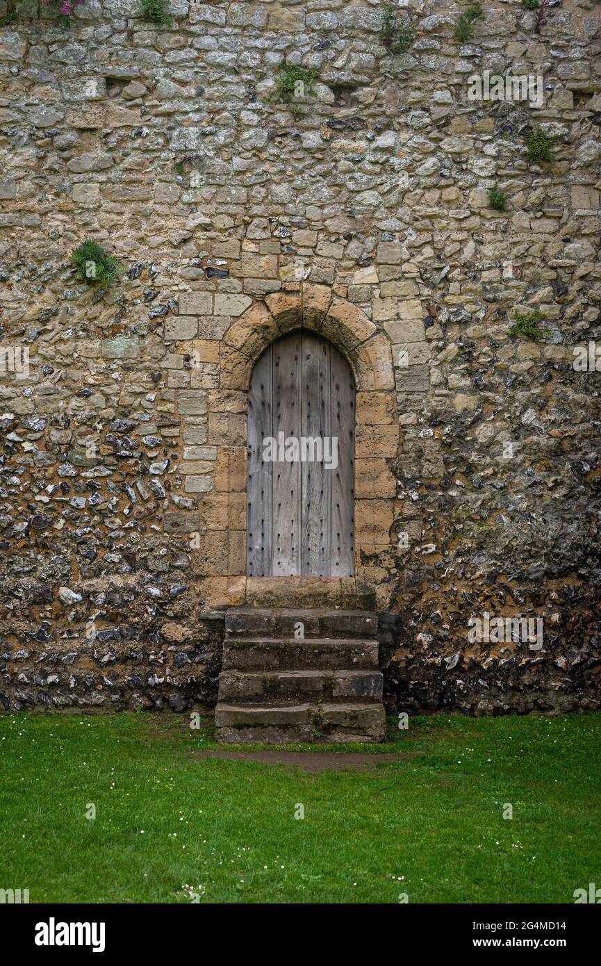 Ancienne porte en bois en pierre dans le mur d'un fort médiéval. Banque D'Images