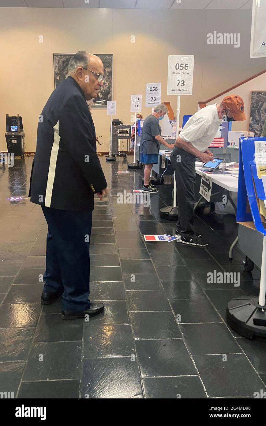 New York, NY, États-Unis. 22 juin 2021. Le 22 juin 2021, l'ancien maire de New York Rudolph Giuliani a voté le jour de l'élection primaire au Hunter College de New York. Crédit : iz/Media Punch/Alamy Live News Banque D'Images
