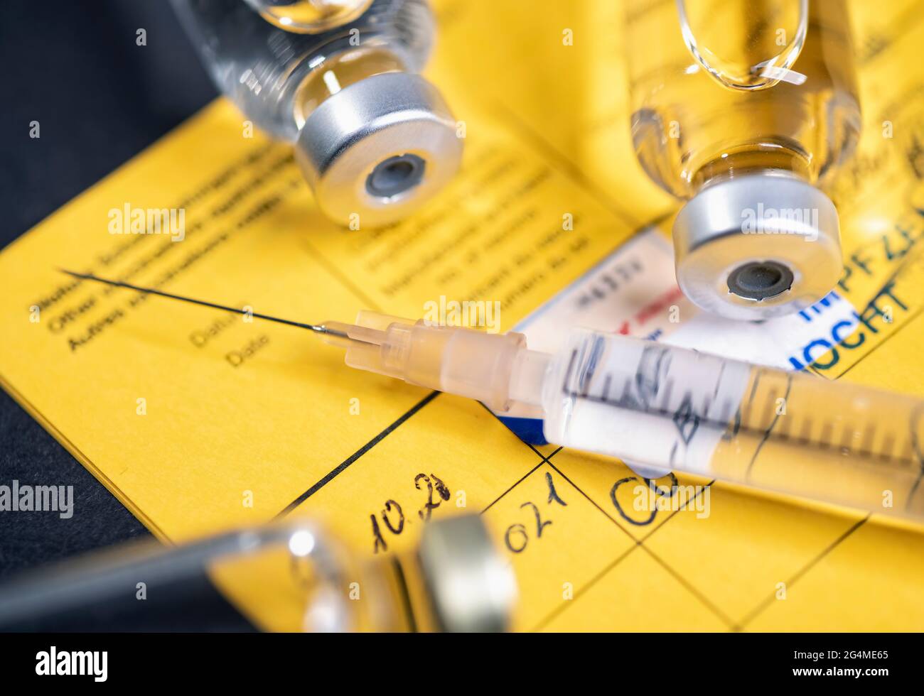 Certificat de vaccination avec seringue, flacons avec substance active et entrée pour la vaccination corona Banque D'Images