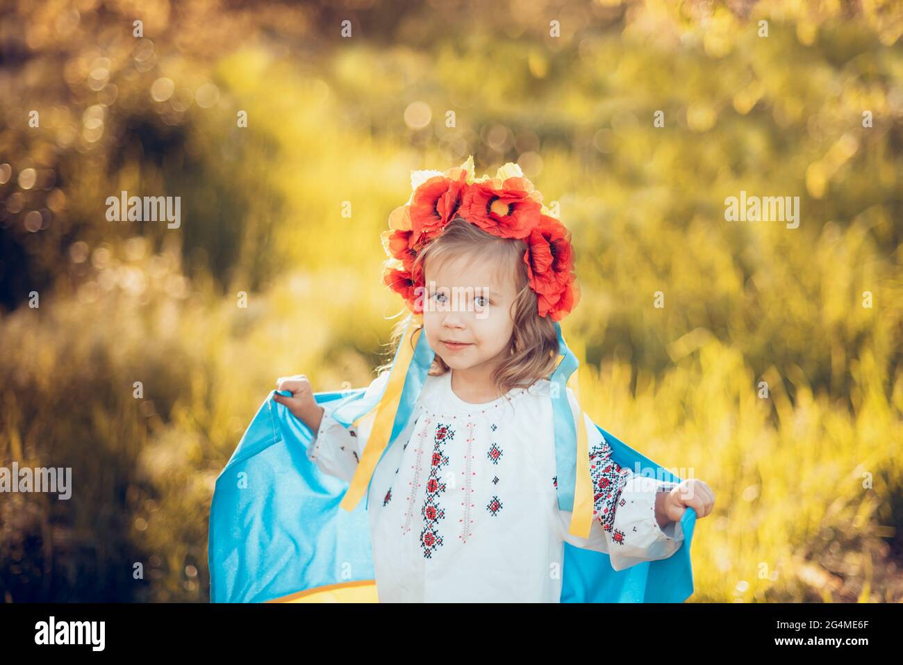 jour de vyshyvanka. Enfant en broderie traditionnelle avec drapeau bleu et jaune de l'Ukraine. Jour de la Constitution de l'Ukraine. 24 août. Vacances patriotiques. Extérieur Banque D'Images