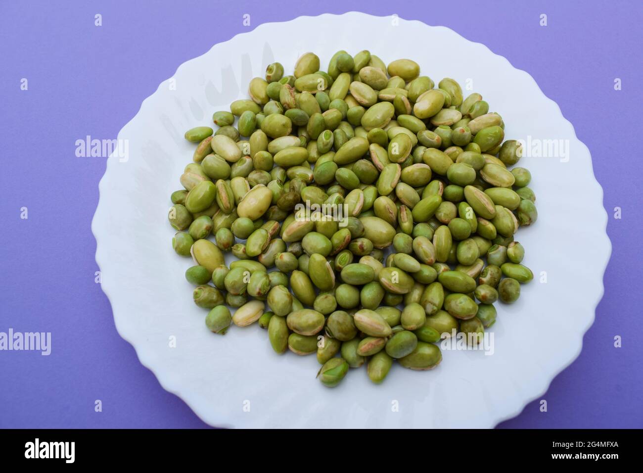 Graines de haricots jacinthe papdi indien ou haricots rouges égyptiens un légume vert saisonnier spécial d'hiver de l'Inde asie récolté pendant la saison d'hiver Banque D'Images