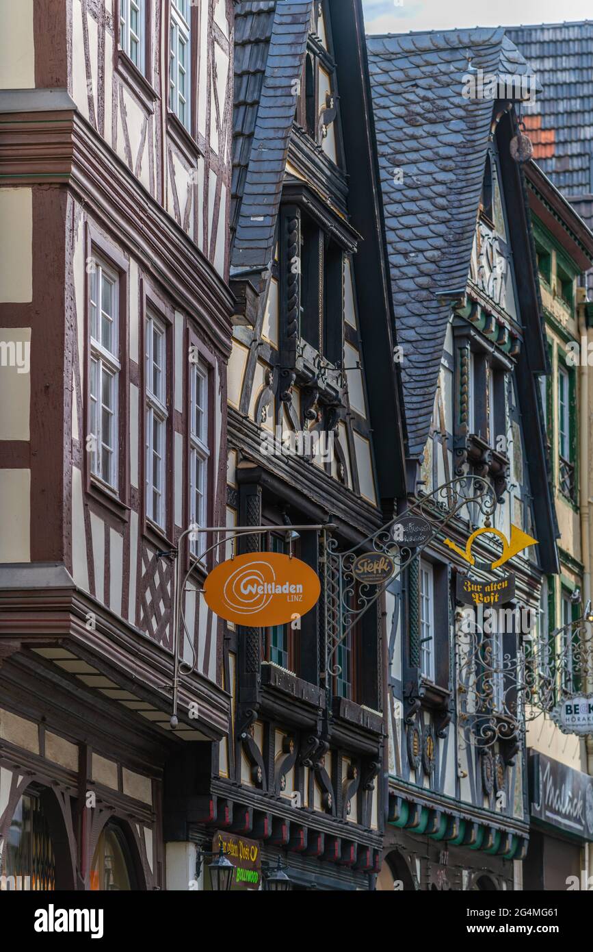 Historique Linz sur la Rine avec des maisons colorées à colombages, Rhénanie-Palatinat, Gemrany Banque D'Images