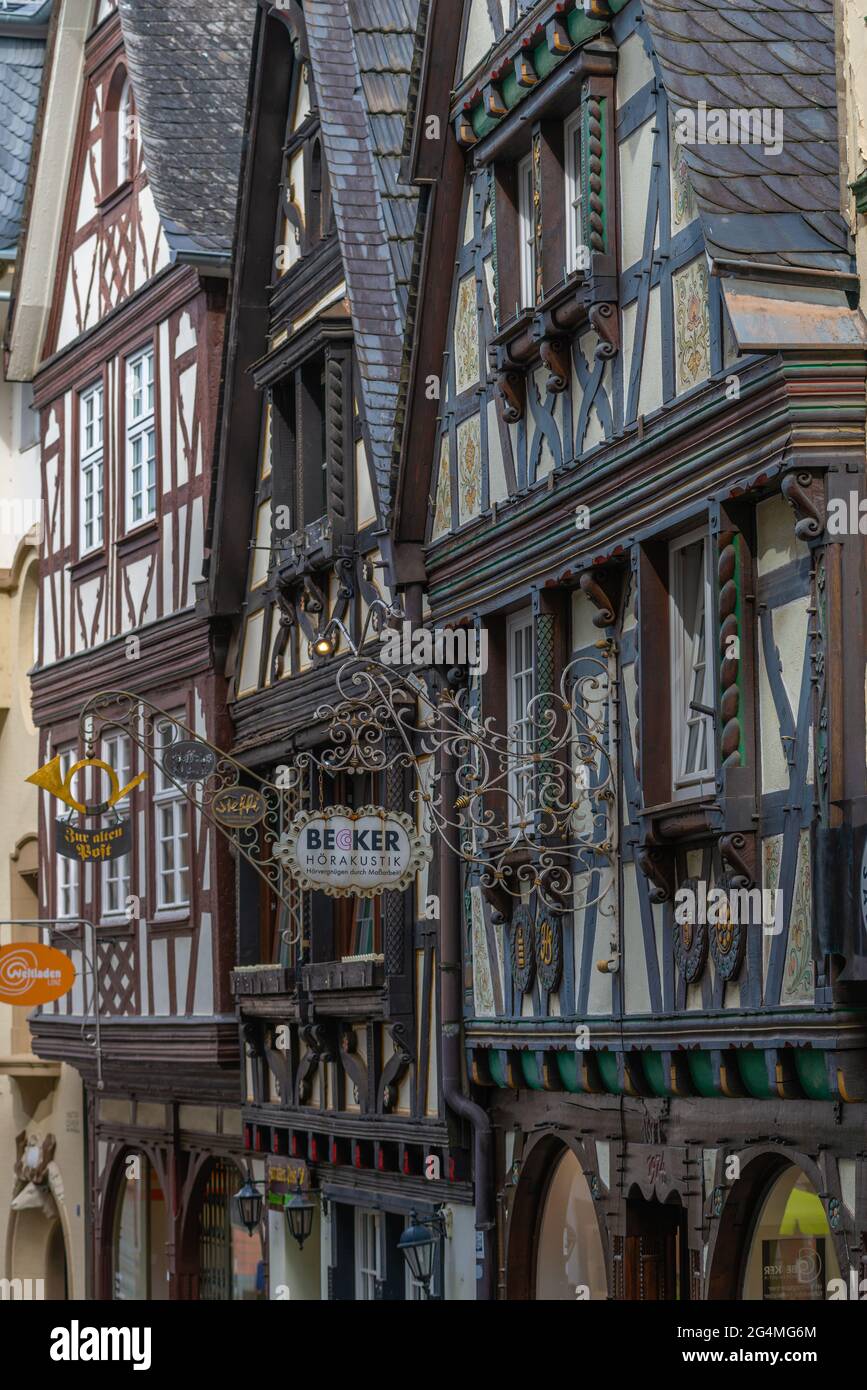 Historique Linz sur la Rine avec des maisons colorées à colombages, Rhénanie-Palatinat, Gemrany Banque D'Images