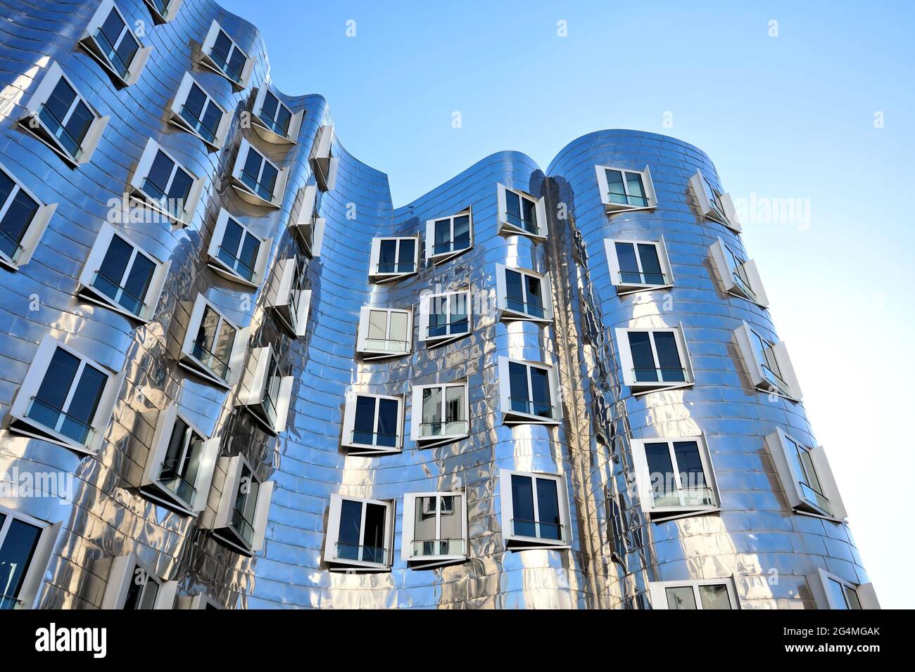 Bâtiment avec façade en acier inoxydable réfléchissant conçu par l'architecte américain Frank O. Gehry à 'Neuer Zollhof' / Medienhafen Düsseldorf. Banque D'Images