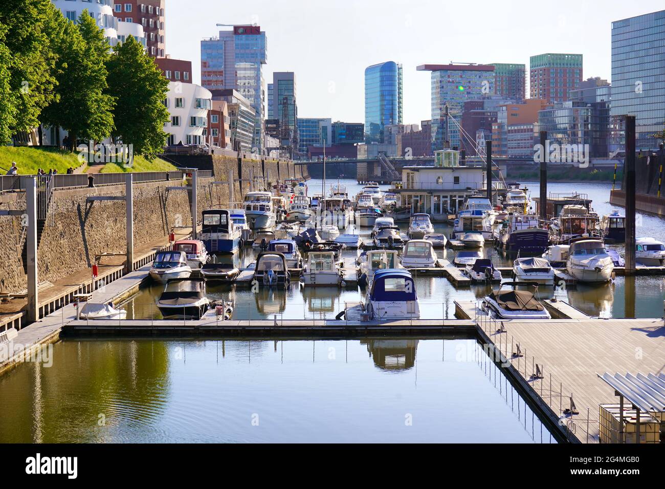 Marina Düsseldorf bateaux à Medienhafen avec Gehry bâtiments en arrière-plan. Banque D'Images