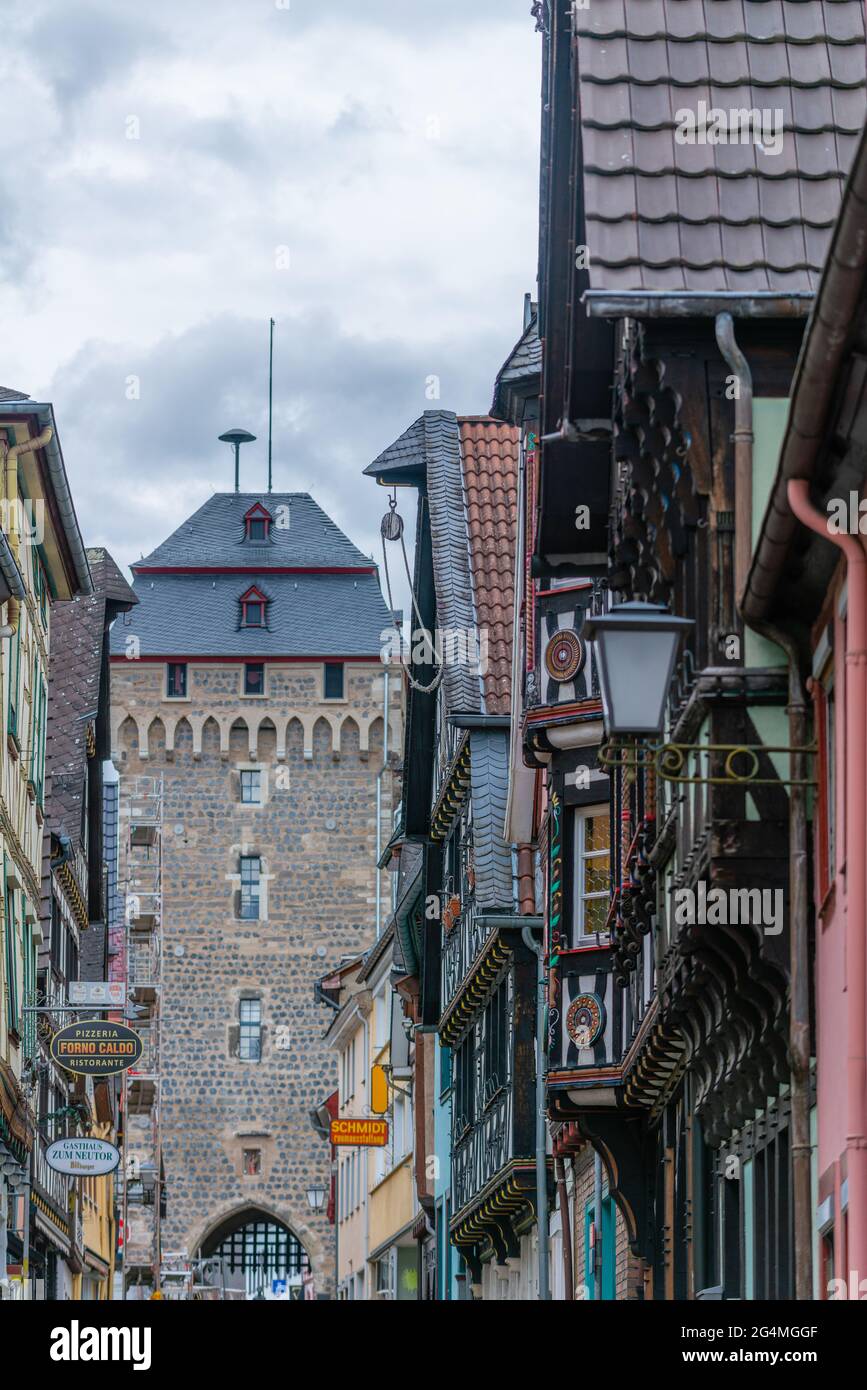 Neutor à Neustr. Faisait partie du mur de défense de la ville dans l'historique Linz sur la Rine avec des maisons colorées à colombages, Rhénanie-Palatinat, Allemagne Banque D'Images