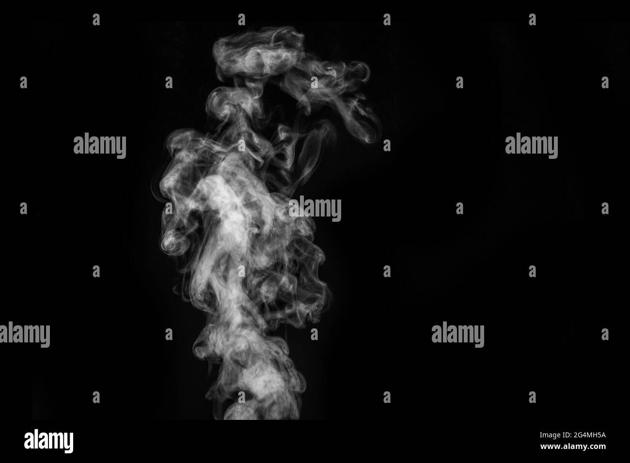 Vapeur ou fumée blanche et mystique parfaite isolée sur fond noir. Résumé brouillard de fond ou smog, élément de conception pour Halloween, mise en page pour co Banque D'Images