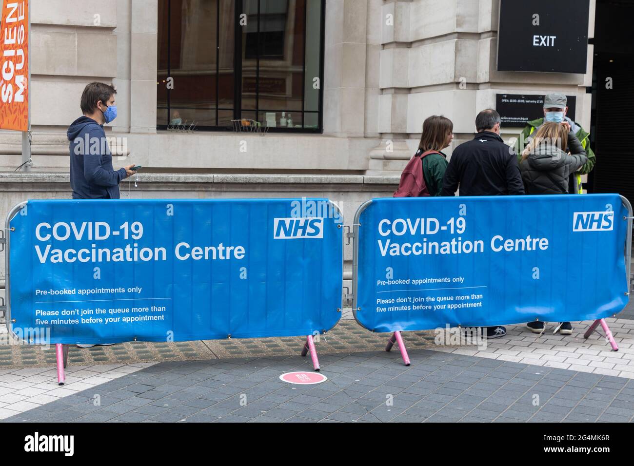 Londres, Royaume-Uni. 06e juin 2021. LONDRES, ROYAUME-UNI. 22 JUIN. Les gens font la queue dans un centre de vaccination pour recevoir leur vaccin Covid 19 pré-réservé au Musée des sciences le mardi 22 juin 2021. (Credit: Tejas Sandhu | MI News) Credit: MI News & Sport /Alay Live News Banque D'Images