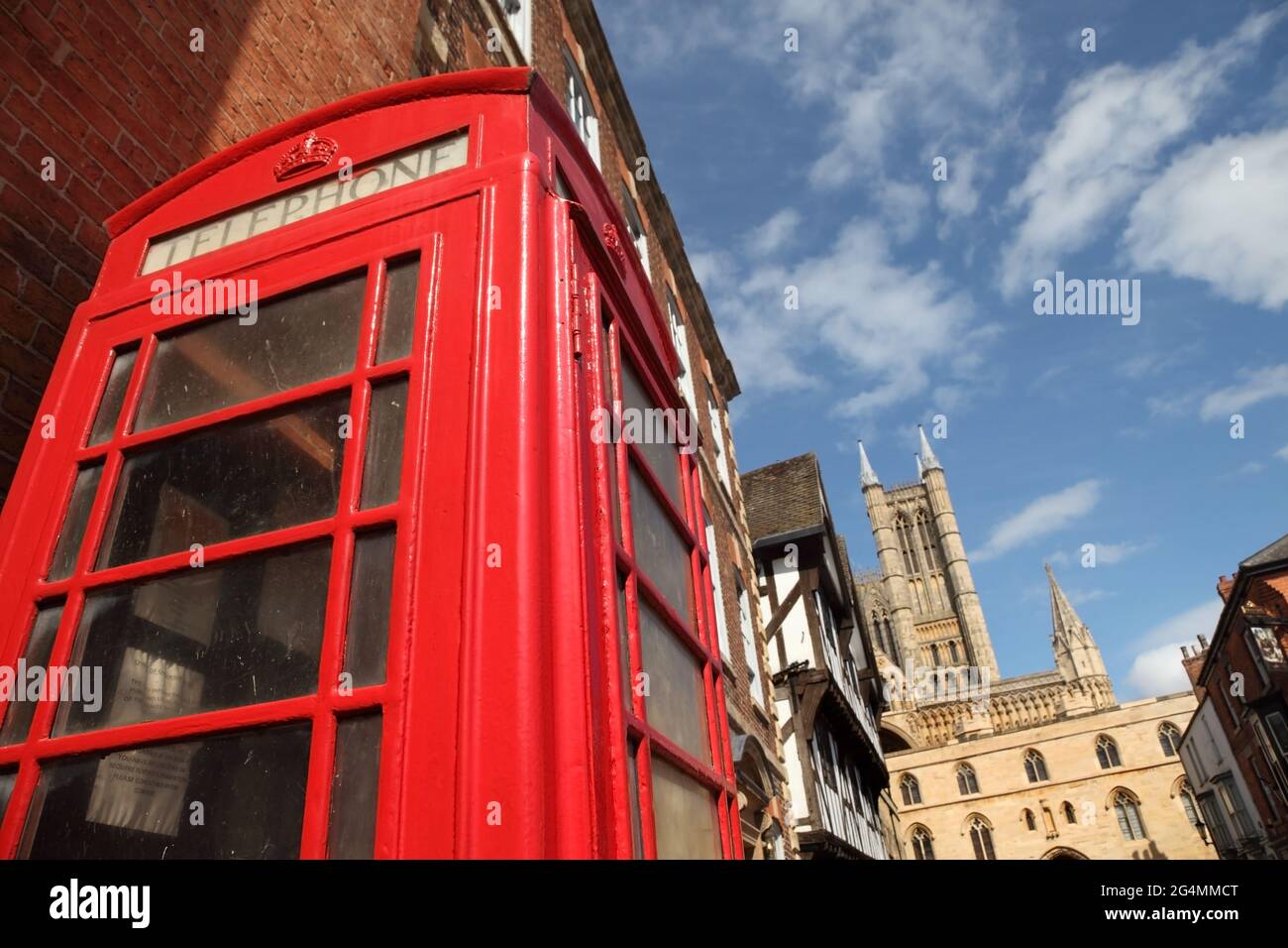 Téléphone britannique rouge traditionnel et la cathédrale de Lincoln datant du XIe siècle (Lincoln Minster ou St Mary's Cathedral), Bailgate, Lincoln, Royaume-Uni. Banque D'Images