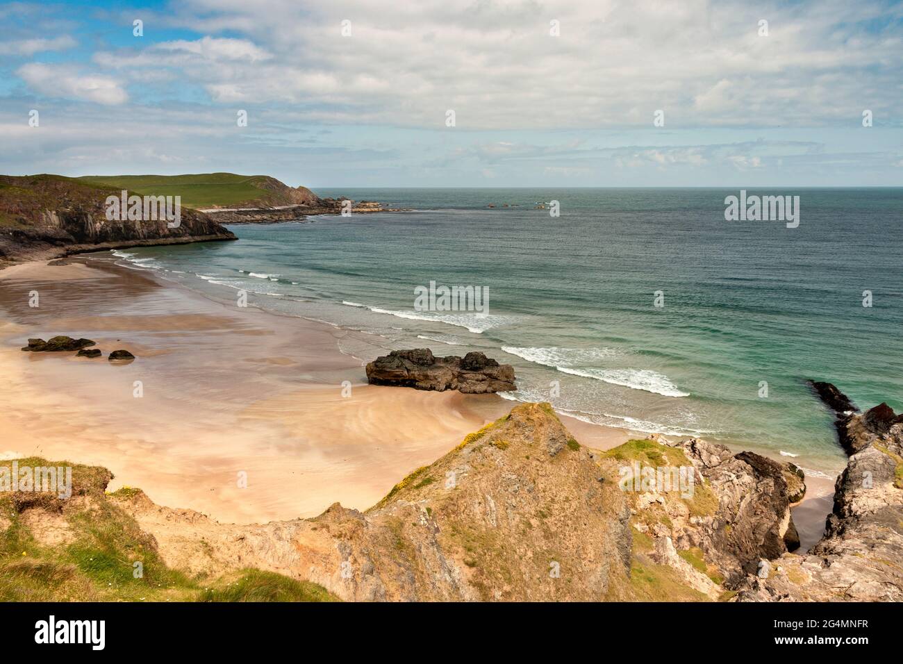 DURNESS SUTHERLAND SCOTLAND SANGOMORE SANGO BAY DÉBUT D'ÉTÉ MATIN UNE PLAGE DE SABLE ET BLEU VERT MER Banque D'Images