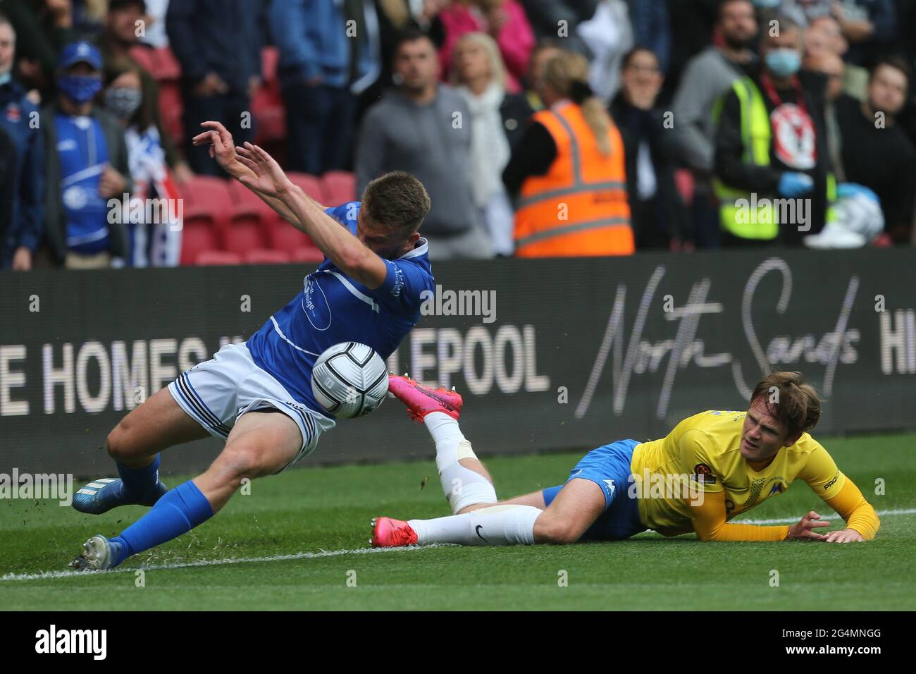 BRISTOL, Royaume-Uni 20 JUIN Armani Little Tackles de Torquay Rhys Oates de Hartlepool United lors de la finale de la Ligue nationale de Vanarama entre Hartlepool United et Torquay United à Ashton Gate, Bristol, le dimanche 20 juin 2021. (Crédit : Mark Fletcher | INFORMATIONS MI) Banque D'Images