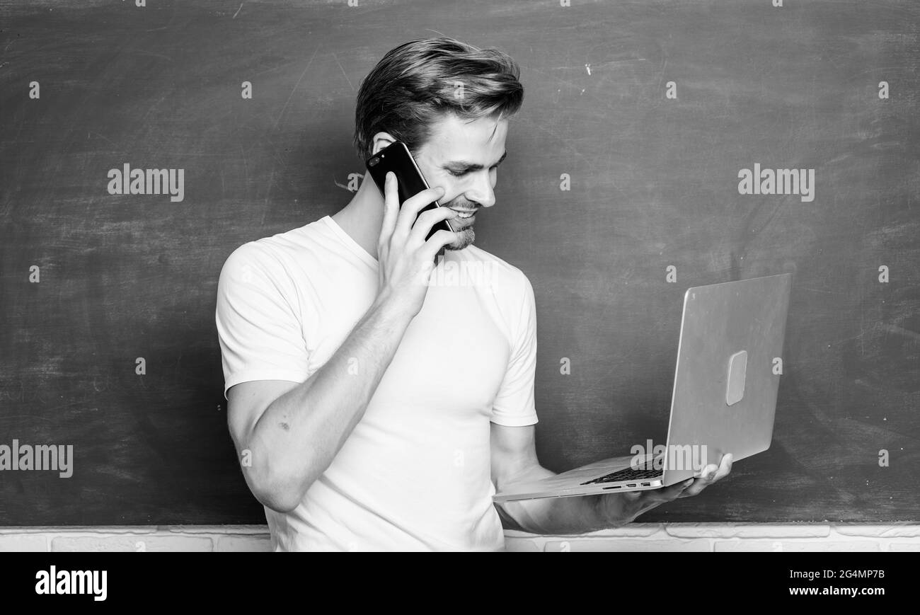 L'innovation à chaque étape. Étudiant homme à e-learning classe utiliser téléphone. L'éducation moderne en ligne. enseignant de collège utiliser la technologie informatique. Retour à l'école Banque D'Images