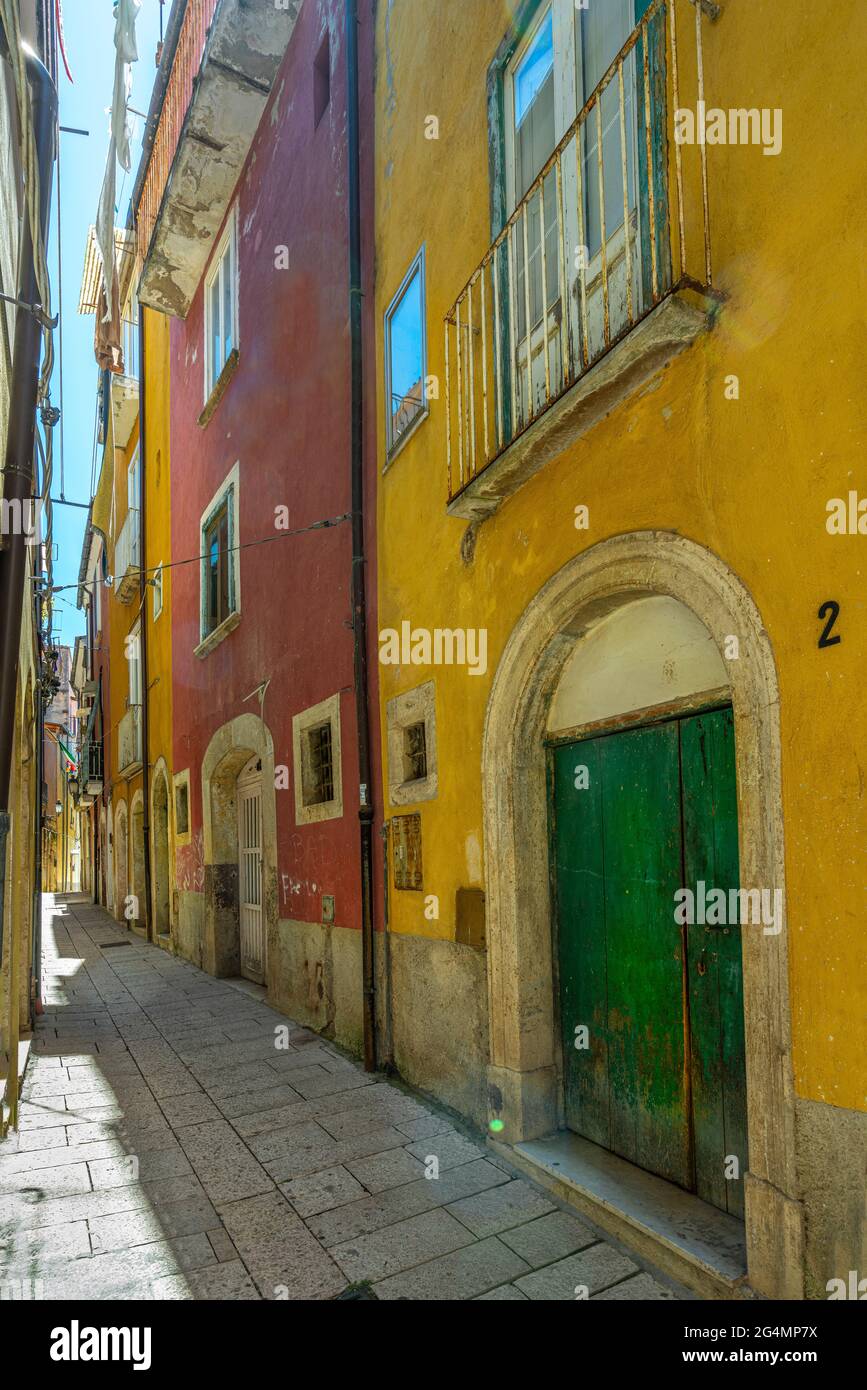 Ruelles colorées et caractéristiques du centre historique d'Isernia. Isernia, Molise, Italie, Europe Banque D'Images