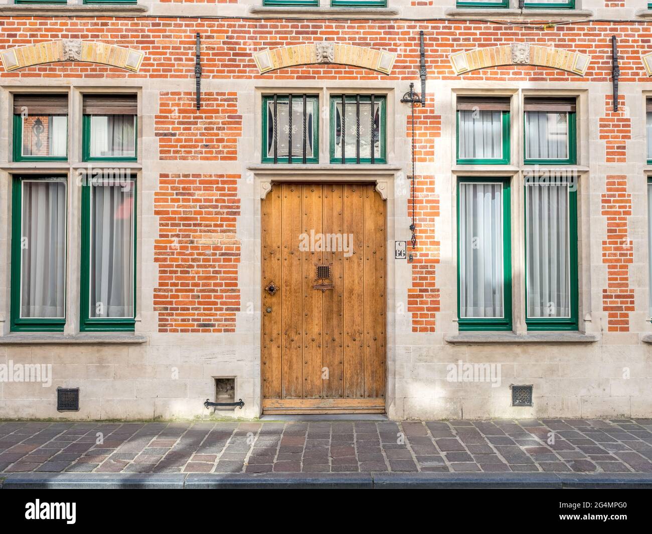 Brugge ville scènes en Belgique, bâtiments résidentiels, église, belles scènes, sous ciel bleu Banque D'Images