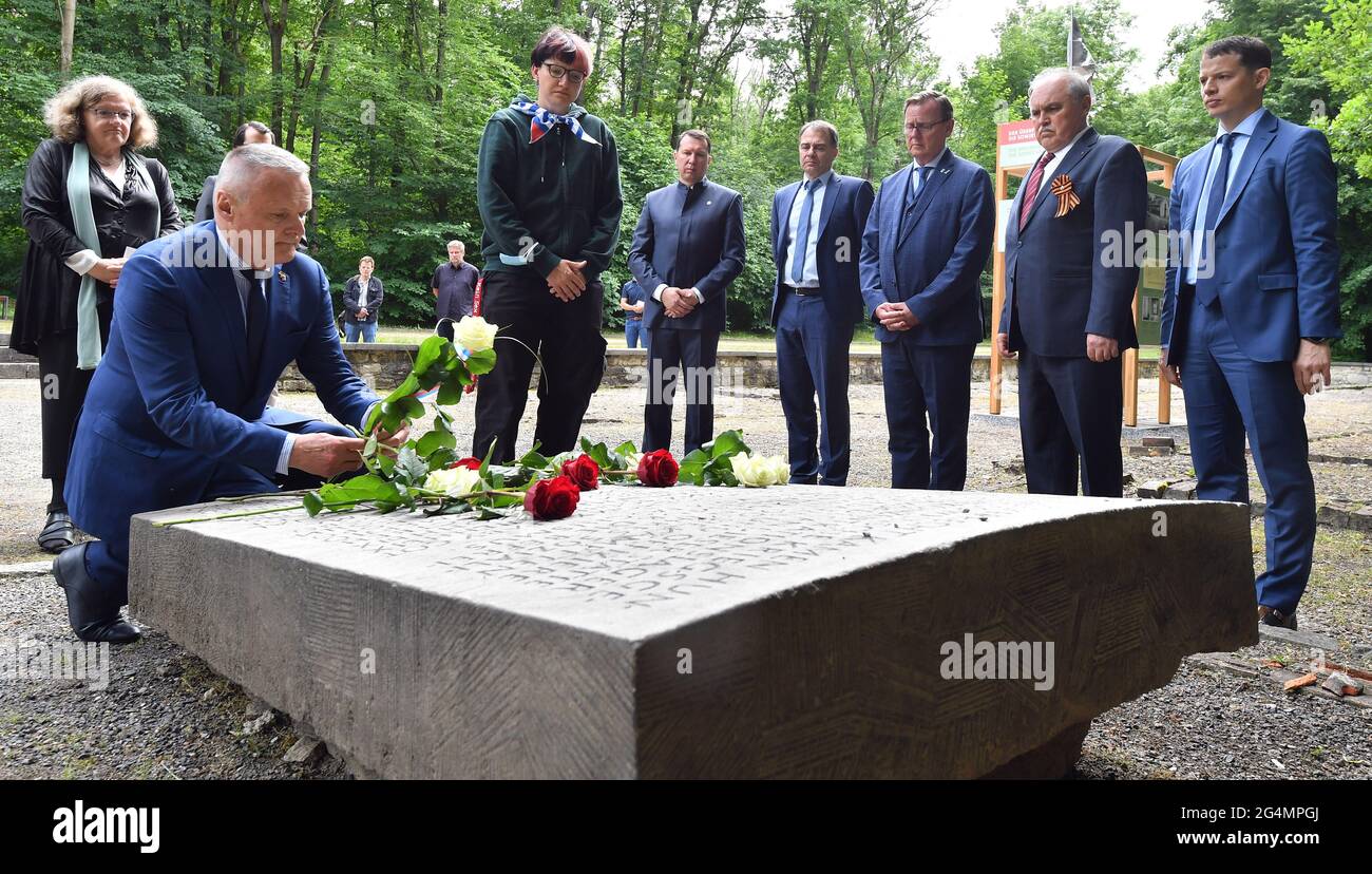 22 juin 2021, Thuringe, Weimar: Andrej Dronov (2e de droite), Consul général russe, Et Bodo Ramelow (3e de droite, Die Linke), Premier ministre de Thuringe, se tiennent côte à côte tandis que des roses rouges et blanches sont posées sur une pierre commémorative pour plus de 8,000 prisonniers de guerre soviétiques assassinés sur ce site, sur le terrain du camp de concentration de Buchenwald. Avec la Fondation des monuments commémoratifs de Buchenwald et Mittelbau-Dora, l'État libre de Thuringe commémorera le 80e anniversaire de l'invasion allemande de l'Union soviétique le 22 juin 2021. Photo: Martin Schutt/dpa-Zentralbild Banque D'Images