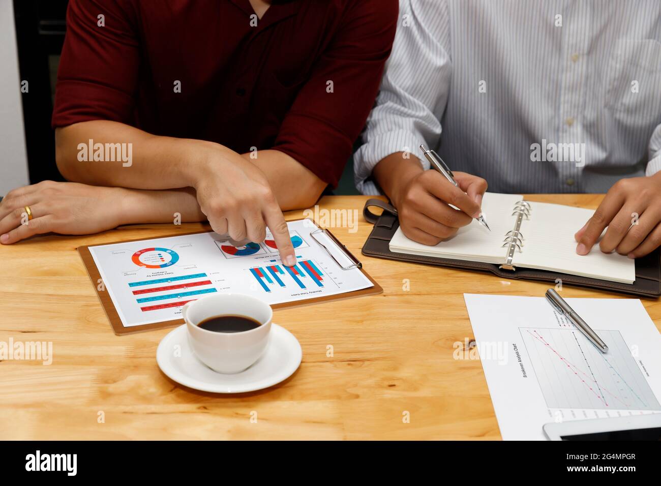 L'équipe d'affaires réunions et l'examen de plan de projet. Businesspeople ensemble dans une salle de réunion. Investisseur professionnel travaillant avec la projection d'affaires Banque D'Images