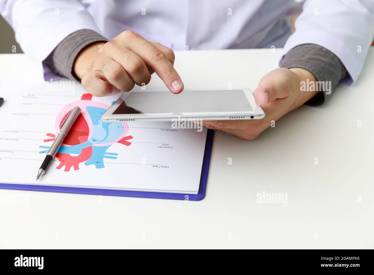 Un médecin travaillant à l'ordinateur tablette à 24. La technologie et concept médical. Banque D'Images