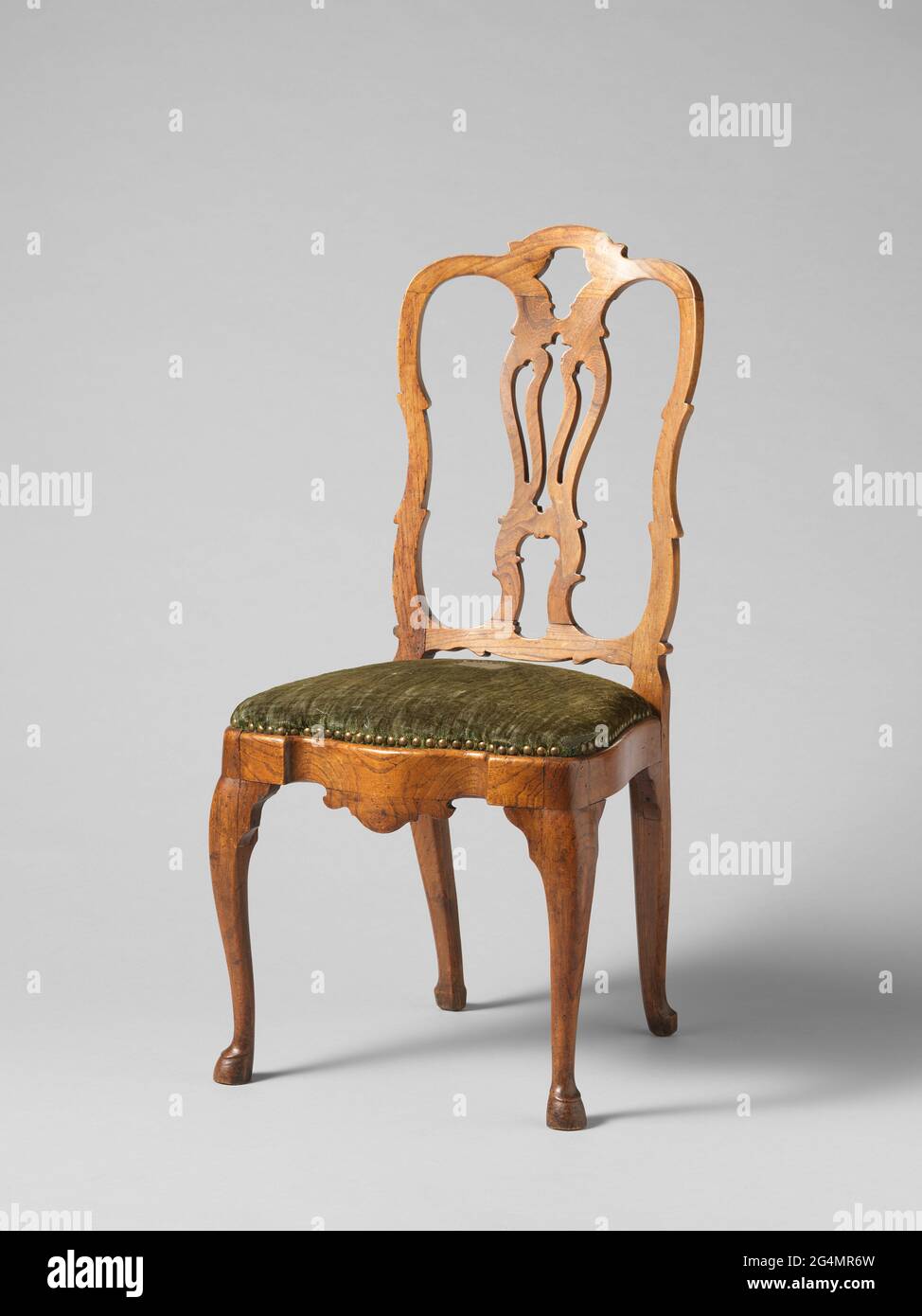 Chaise avec rembourrage en velours pressé avec une tête d'homme clivée en profil. Chaise en acajou, bordée de velours vert pressé, à l'arrière avec un motif de médaillon entouré de radeau de feuilles, attribué par une guirlande. Dans le médaillon un homme tête en profil. Les pieds carrés se rajeunissent; les quartiers des pattes arrière. La règle est courbée entre les pièces d'angle droites et, comme le jet supérieur, est sous une guirlande, une tête d'homme relevée. Les rebords du dos trapézoïdal sont faiblement disposés. Banque D'Images