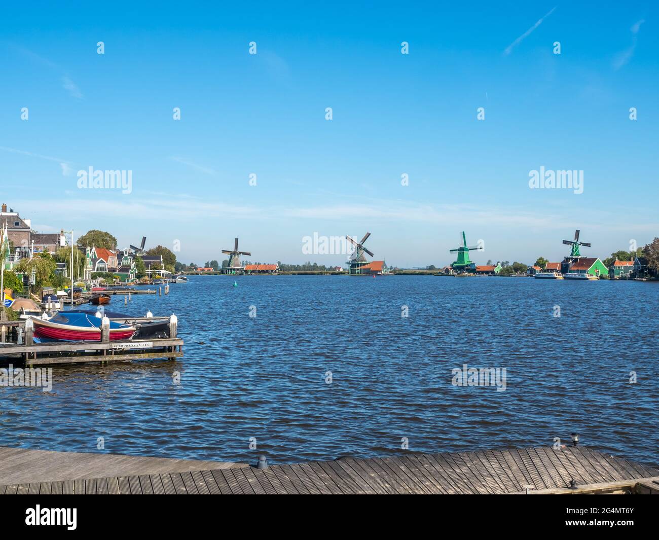 Zaan Schans est une attraction populaire aux pays-Bas, possède une collection de moulins à vent et maisons historiques bien conservés, cette vue du pont sous bleu Banque D'Images