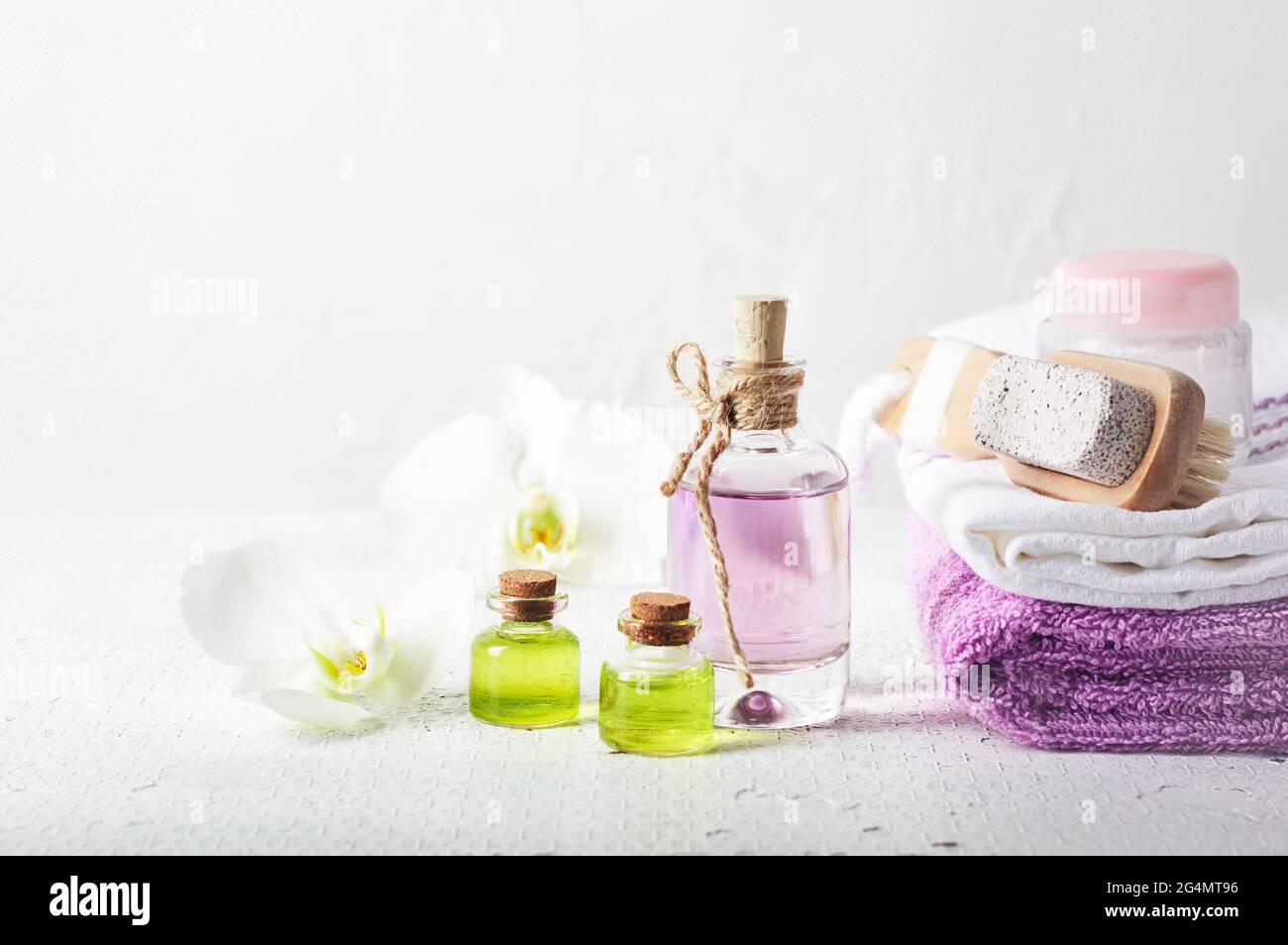 Bouteille de parfum, huile et fleurs d'orchidées. Produits cosmétiques aromatiques, soins de spa. Banque D'Images