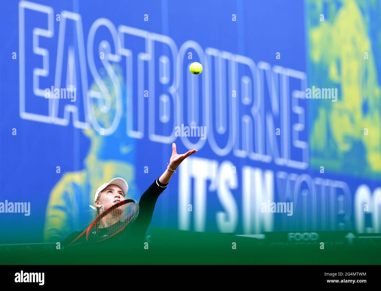 Elena Rybakina au Kazakhstan lors de son match de célibataires contre Harriet Dart en Grande-Bretagne le quatrième jour de l'internationale Viking au parc Devonshire, Eastbourne. Date de la photo: Mardi 22 juin 2021. Banque D'Images