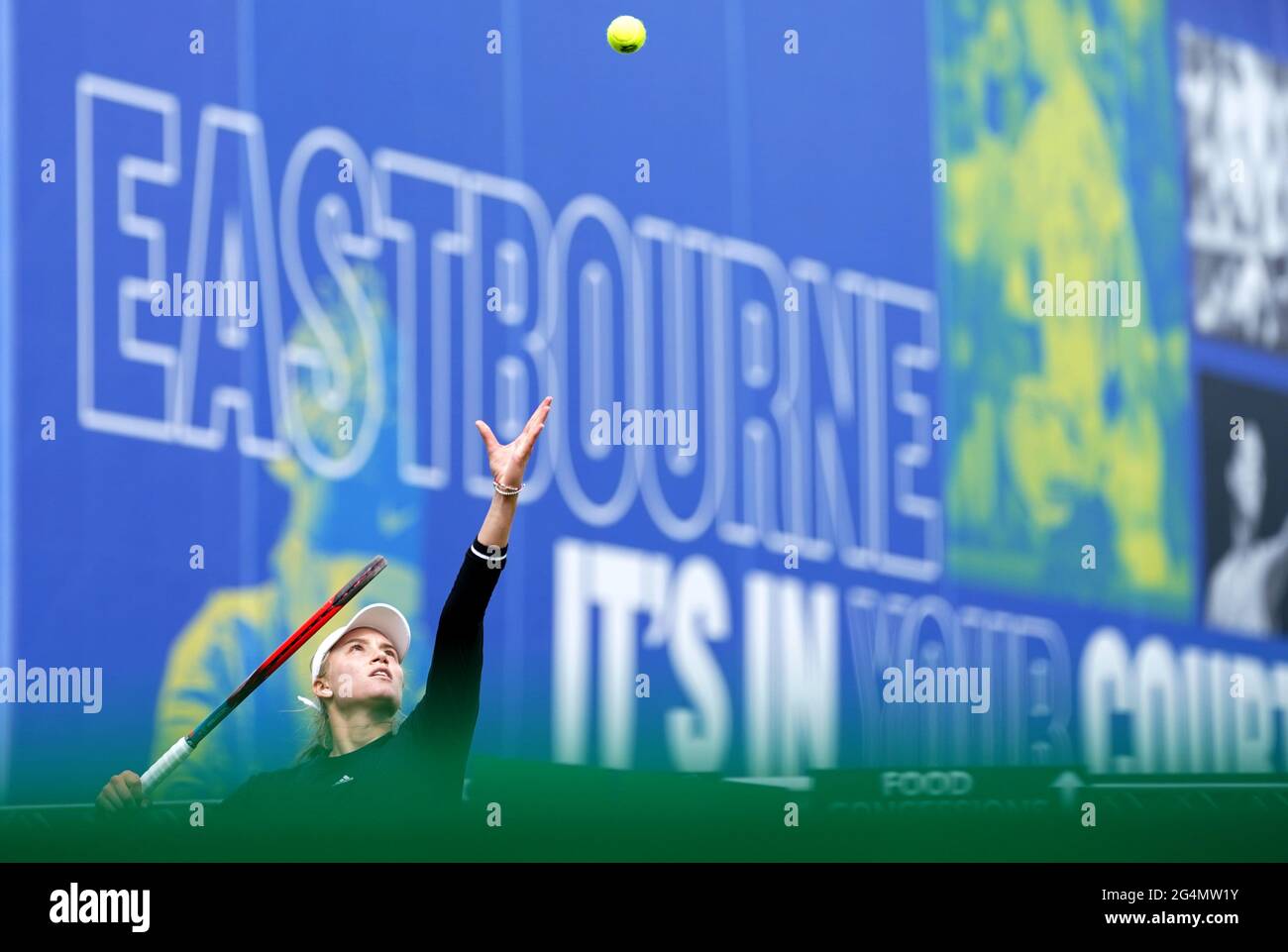Elena Rybakina au Kazakhstan lors de son match de célibataires contre Harriet Dart en Grande-Bretagne le quatrième jour de l'internationale Viking au parc Devonshire, Eastbourne. Date de la photo: Mardi 22 juin 2021. Banque D'Images