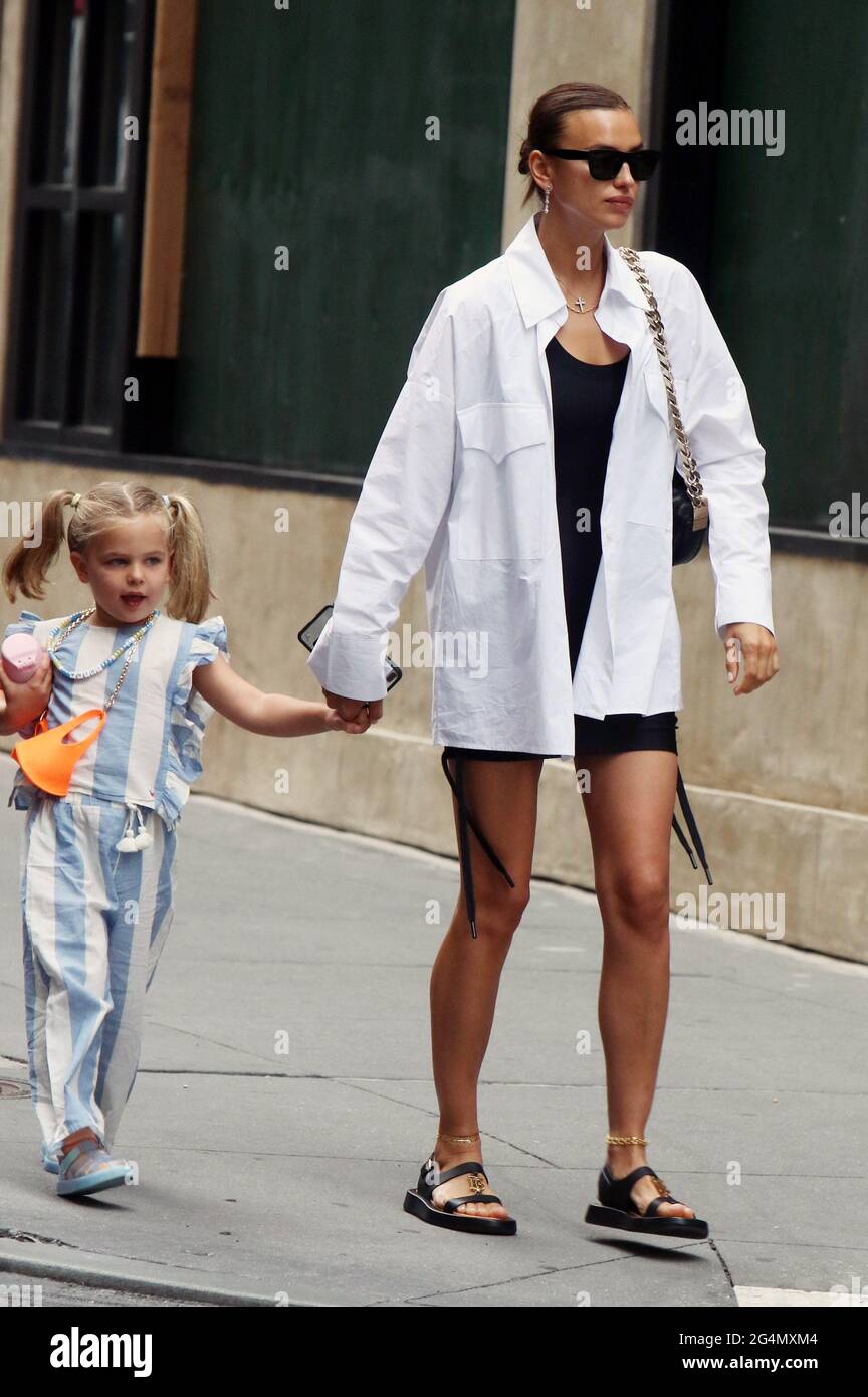 New York, NY, États-Unis. 22 juin 2021. Irina Shayk et le de Seine Shayk Cooper vus à Soho à New York. 22 juin 2021. Crédit : RW/Media Punch/Alamy Live News Banque D'Images