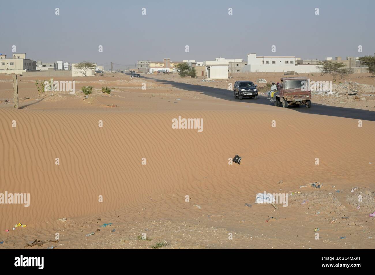 MAURITANIE, Nouakchott, désert à la périphérie de la ville, croissance de la ville, nouveaux bâtiments / MAURETANIEN, Nuakschott, Wüste am Stadtrand, Stätewachstum, Urbanizierung Banque D'Images