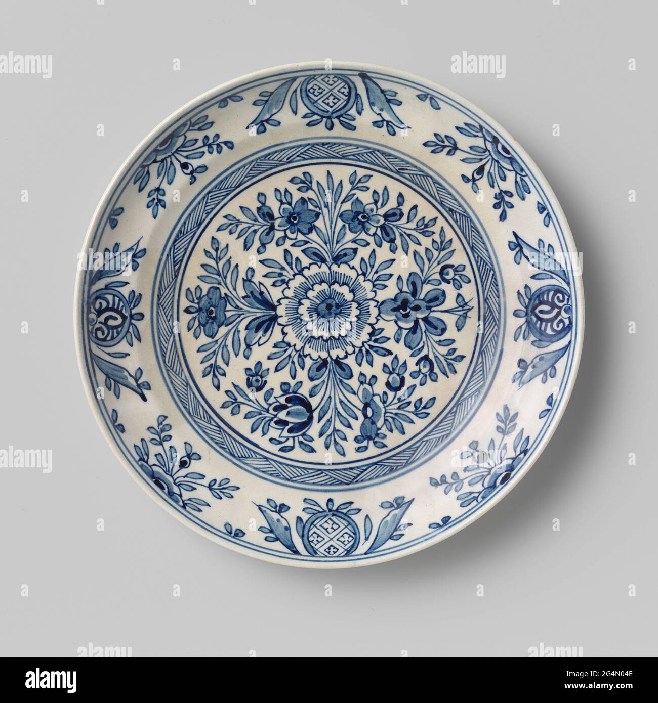 Assiette, peinte avec des fleurs. Plaque de poterie, faisant partie d'une  vaisselle. Peint en bleu underglaze avec des motifs floraux. Signature  Photo Stock - Alamy