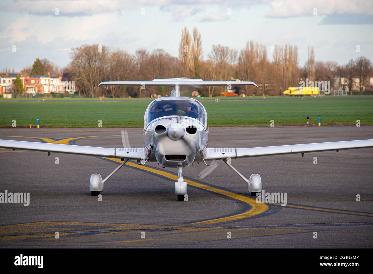 Vue avant d'un petit avion d'aviation générale. Banque D'Images