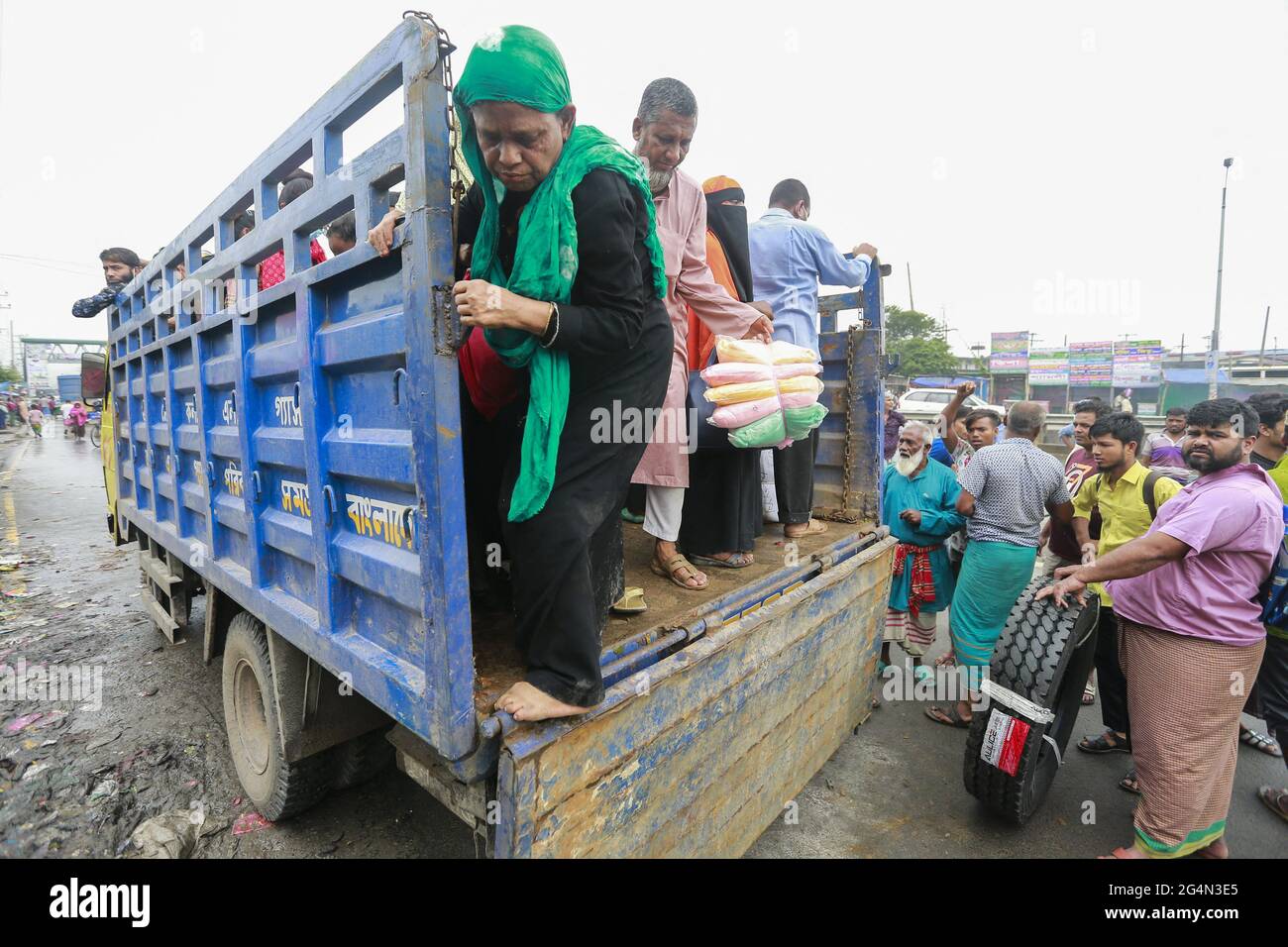 Les voyageurs et les travailleurs du transport ont énormément souffert sur différentes autoroutes le premier jour des nouvelles restrictions sur les mouvements et activités publics, à l'exception des services d'urgence dans sept districts de la division de Dhaka, mardi, en raison de la suspension des services d'autobus et de traversier et des services ferroviaires limités, à Narayanganj, au Bangladesh, 22 juin 2021. Photo de Suvra Kanti Das/ABACAPRESS.COM Banque D'Images